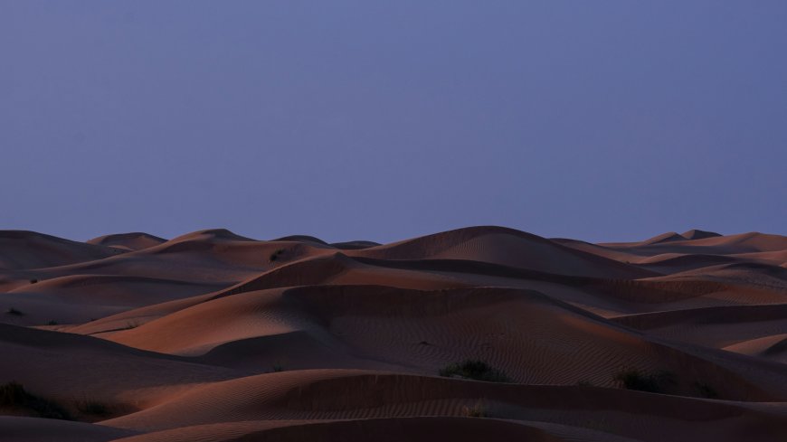 沙漠沙丘黄昏光影壮丽自然地貌风景电脑壁纸