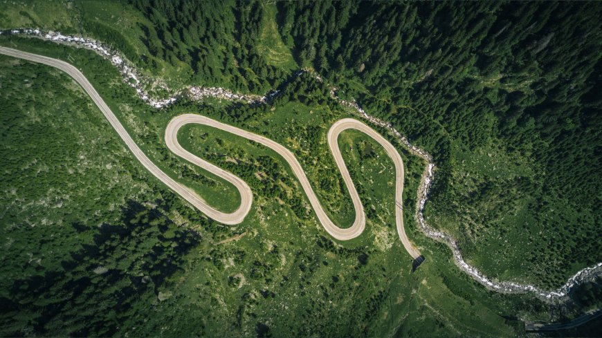 蜿蜒盘山公路航拍俯瞰壮丽山川自然风光风景电脑壁纸