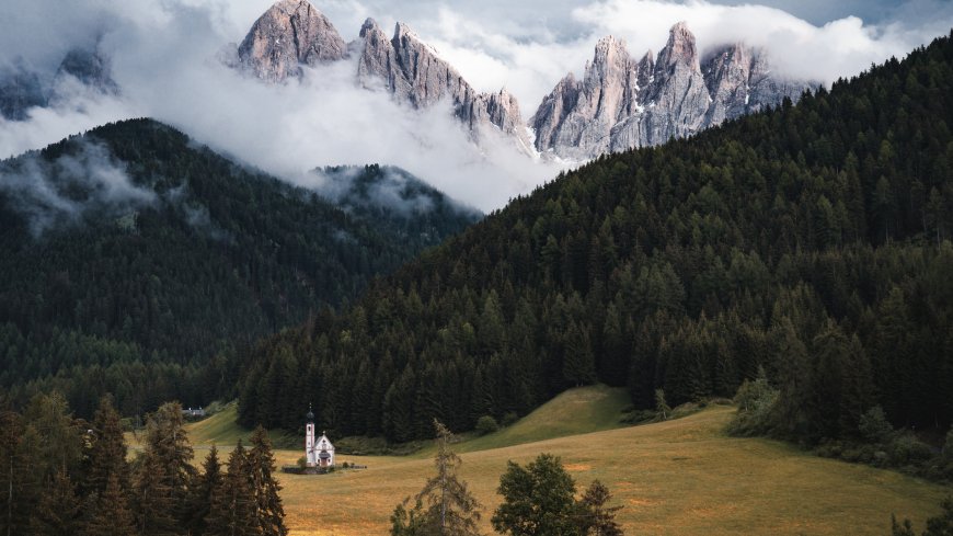 意大利多洛米蒂圣约翰教堂云雾山景风景电脑壁纸