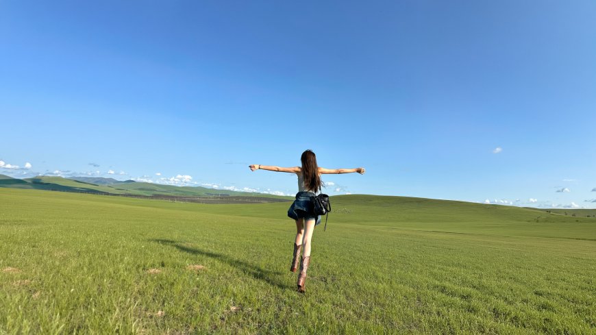 长发女子草原张开双臂奔跑自由治愈人物风景电脑壁纸