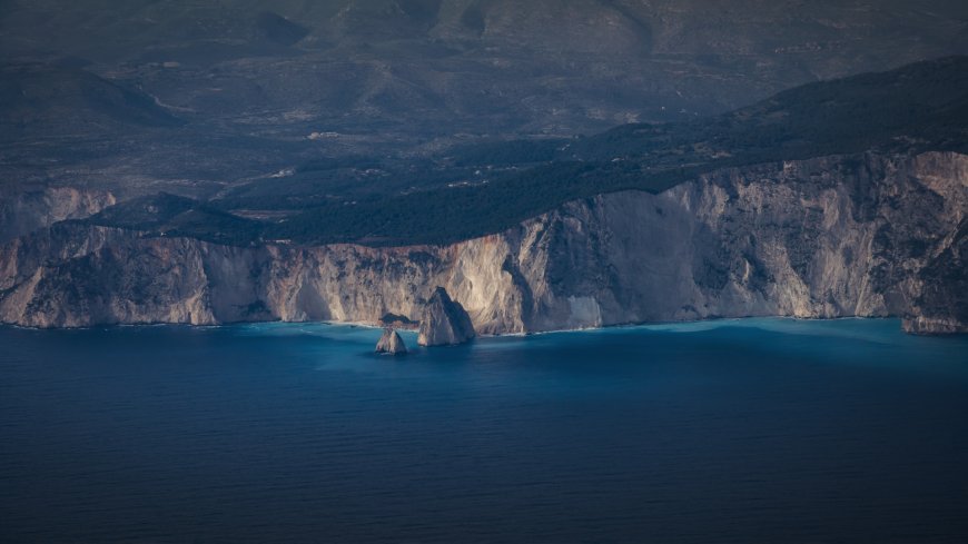 希腊扎金索斯沉船湾悬崖碧海壮丽风景电脑壁纸