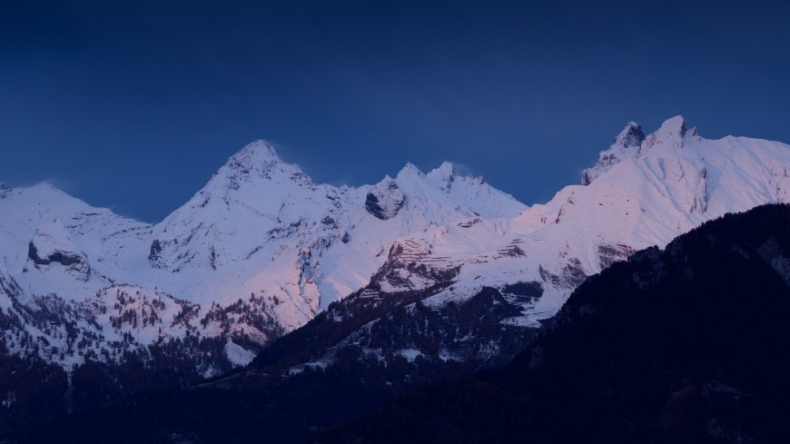 雪山峰顶积雪霞光映照深蓝天空壮丽风景电脑壁纸