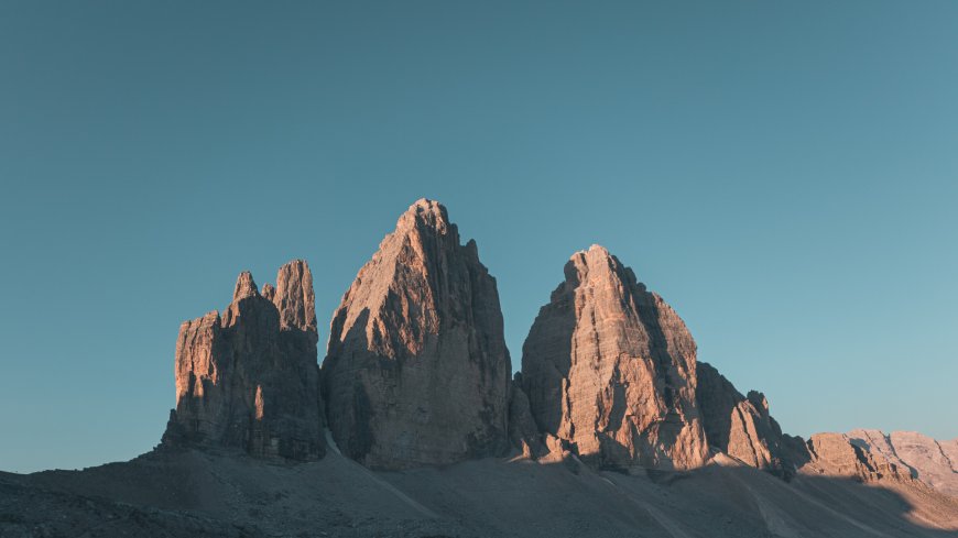 意大利多洛米蒂三峰山日出金色光辉壮丽山脉风景电脑壁纸