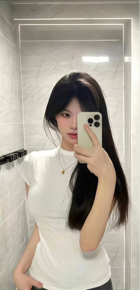 白T恤长发少女镜前自拍简约日常手机壁纸