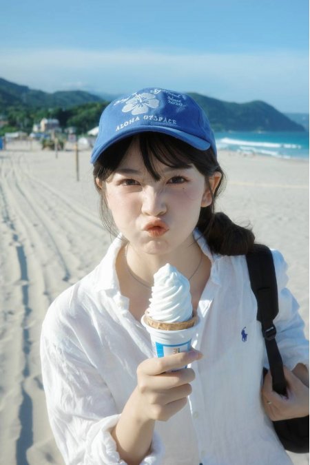 戴蓝帽吃冰淇淋女生海边写真人物手机壁纸