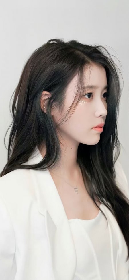 李知恩白色西装侧脸清冷气质人物手机壁纸