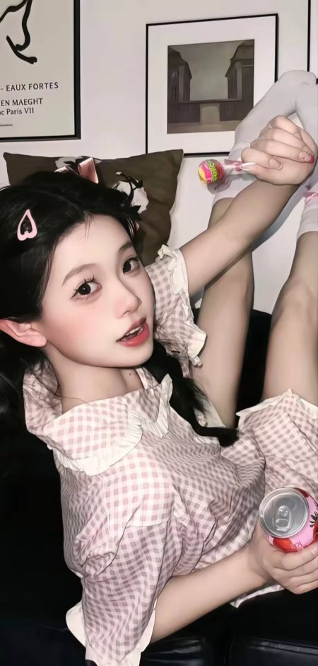 格子睡衣女生沙发躺姿休闲人物手机壁纸