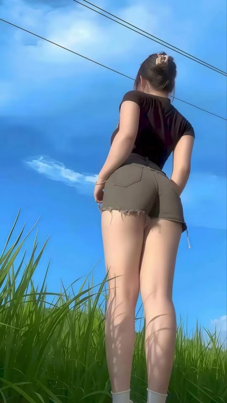 户外草地女性背影短裤造型人物手机壁纸