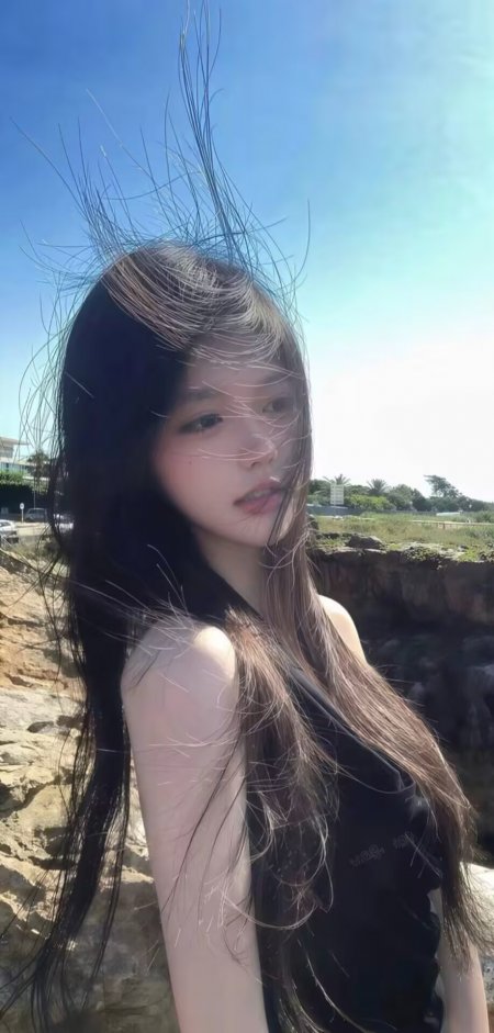 海边长发美女黑色上衣自然写真人物手机壁纸