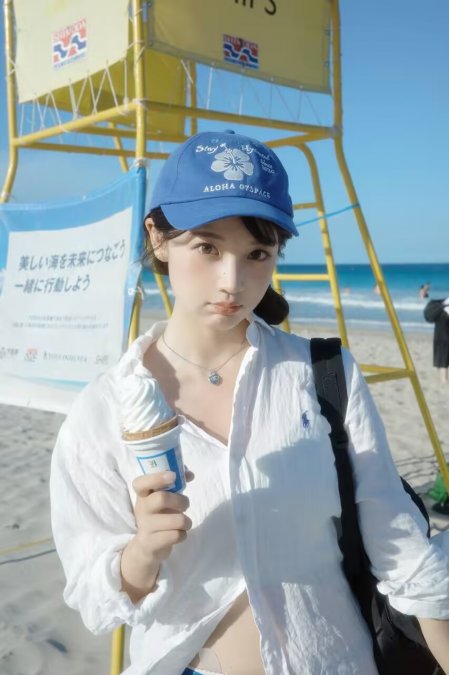 蓝帽白衬衫少女海边持冰淇淋夏日手机壁纸