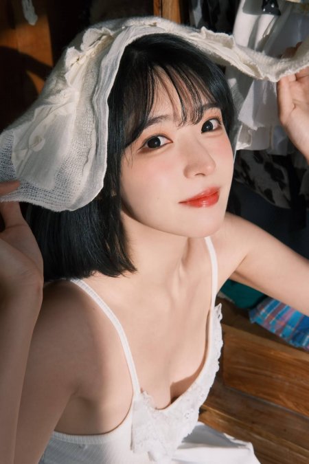 白色蕾丝帽美女室内自拍清新人物手机壁纸