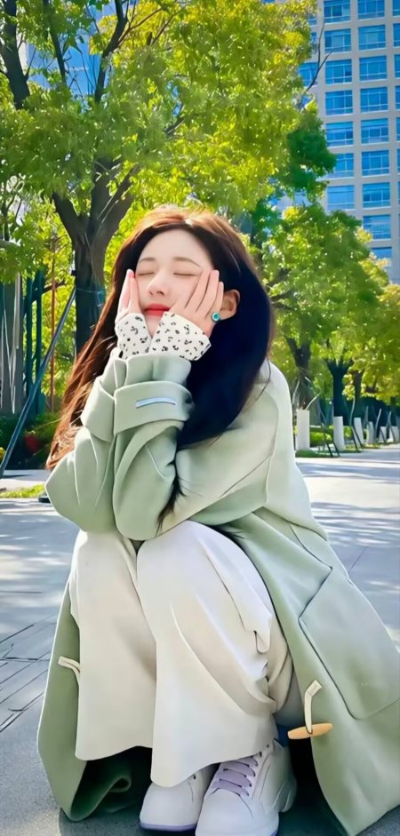 绿色大衣户外托腮甜美造型人物手机壁纸