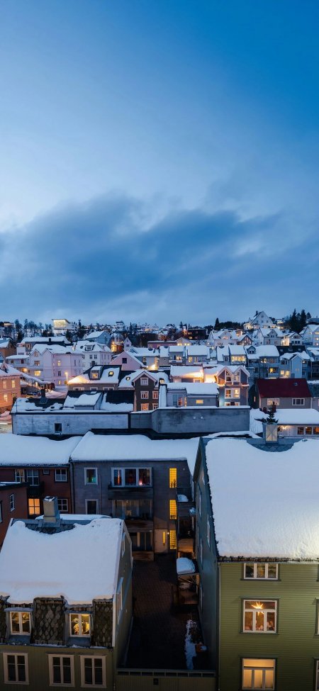 雪夜小镇灯火温馨北欧风情风景手机壁纸