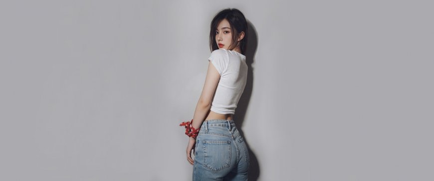 陈暖央白T牛仔裤红丝巾侧身回眸人物电脑壁纸