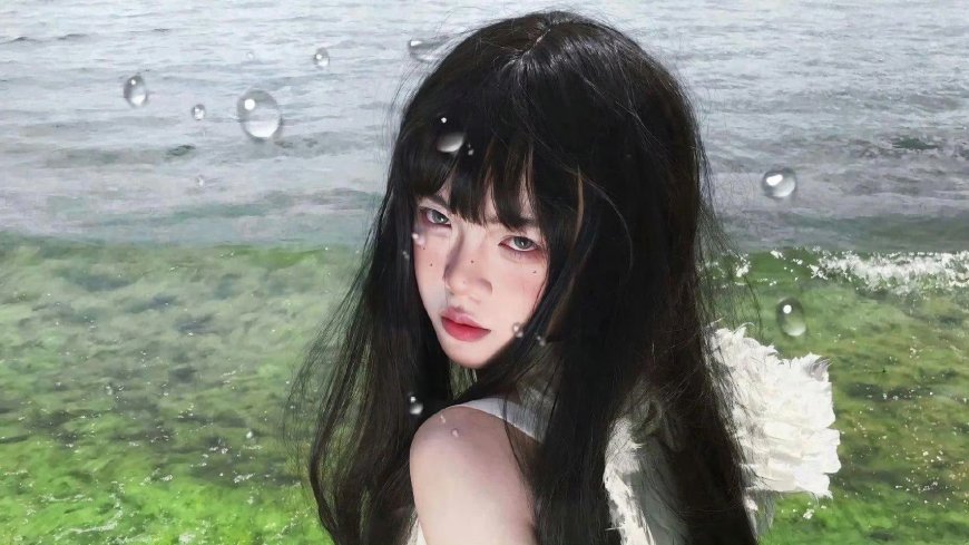 海边黑发少女水珠环绕清新人物电脑壁纸