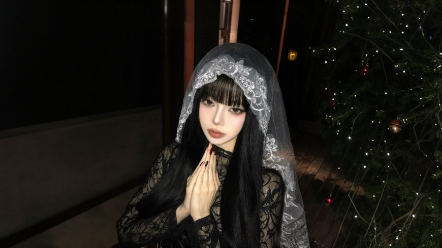 黑纱少女圣诞树前祈祷人物电脑壁纸