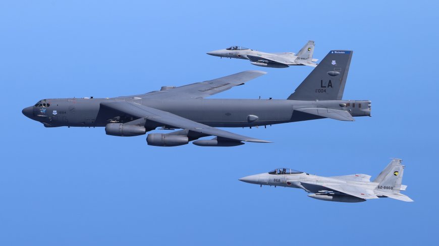 B-52H轰炸机与F-15J战斗机编队飞行军事电脑壁纸