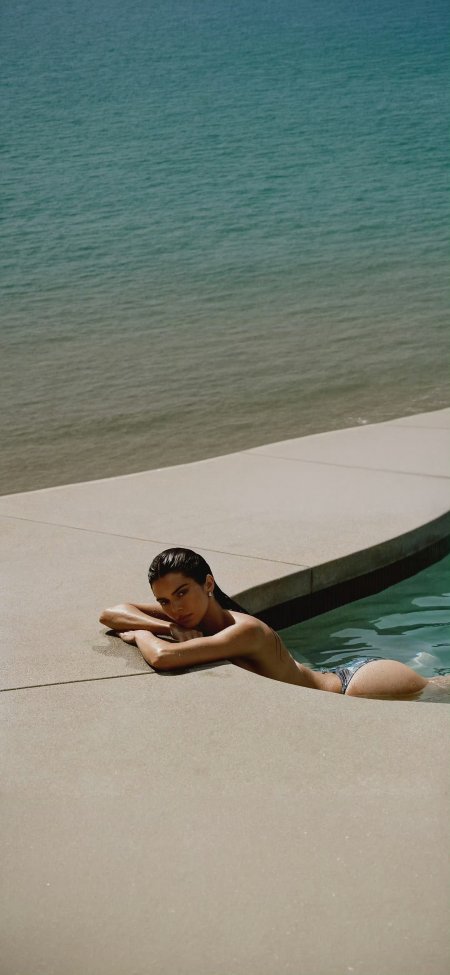 肯达尔·詹娜泳池边夏日写真时尚人物手机壁纸