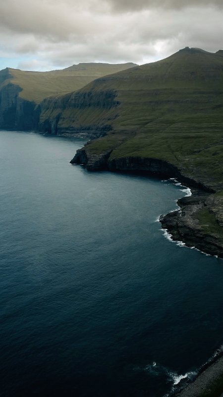 绿崖海岸线蜿蜒海浪拍岸风景手机壁纸