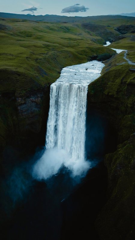 绿谷间飞流直下瀑布震撼风景手机壁纸
