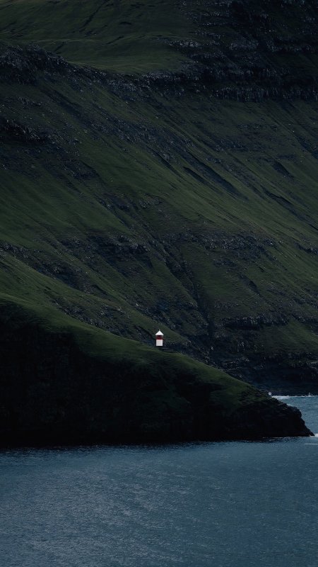 绿崖海岸白色灯塔静谧风景风景手机壁纸