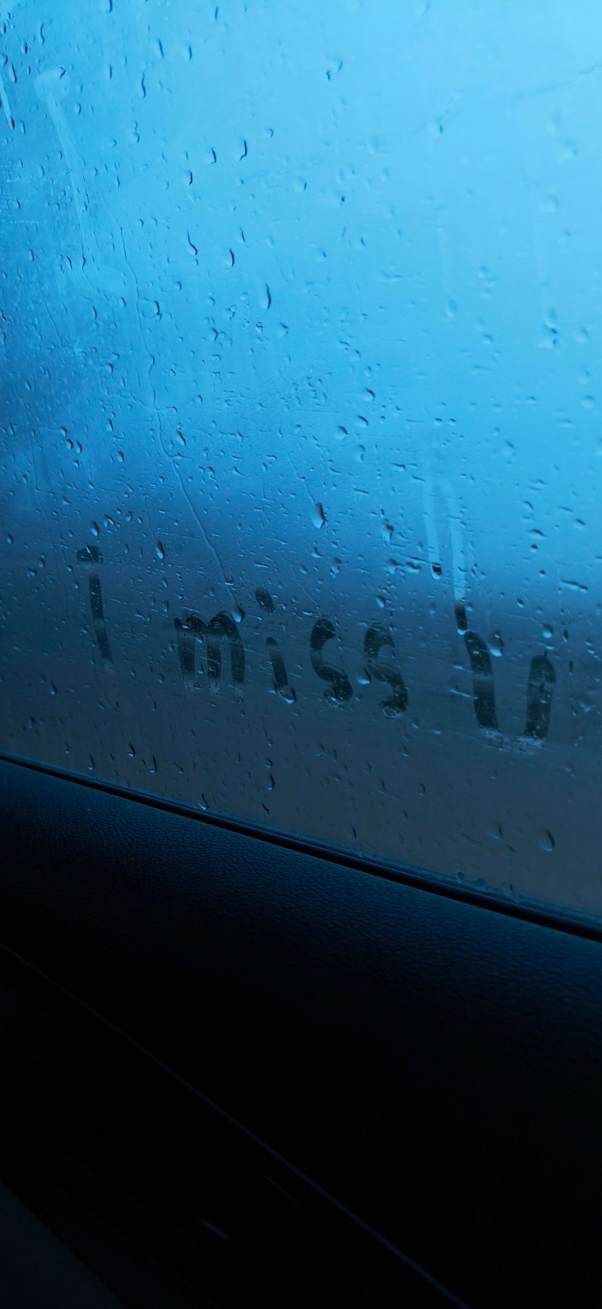 车窗雨滴写有imissu文字情感手机壁纸