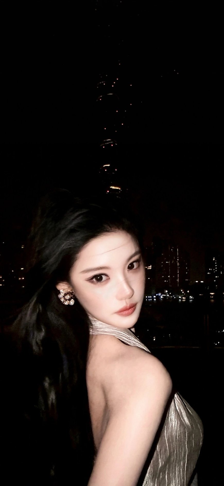 女子穿银色礼服夜景回眸优雅人物手机壁纸