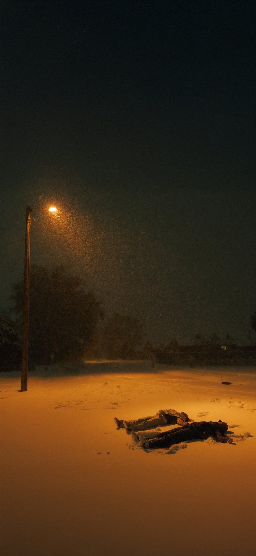 雪地夜景路灯下躺卧人物氛围感手机壁纸