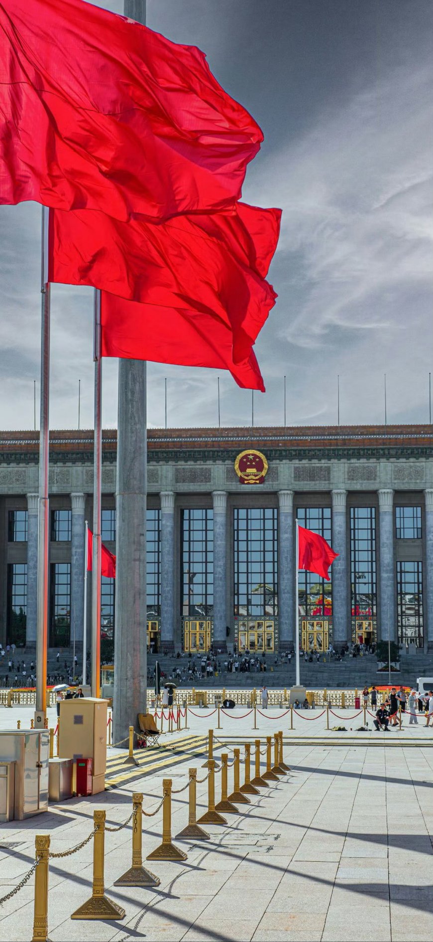 人民大会堂红旗飘扬庄严建筑风景手机壁纸
