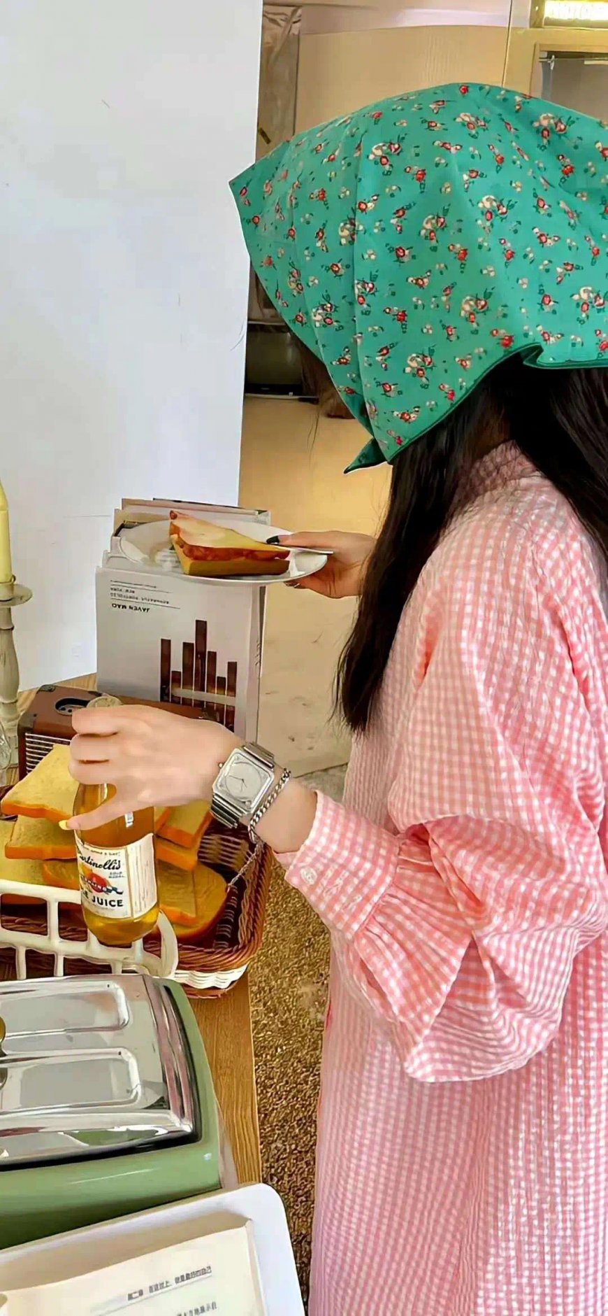 女性粉色格子裙绿色碎花头巾准备早餐生活手机壁
