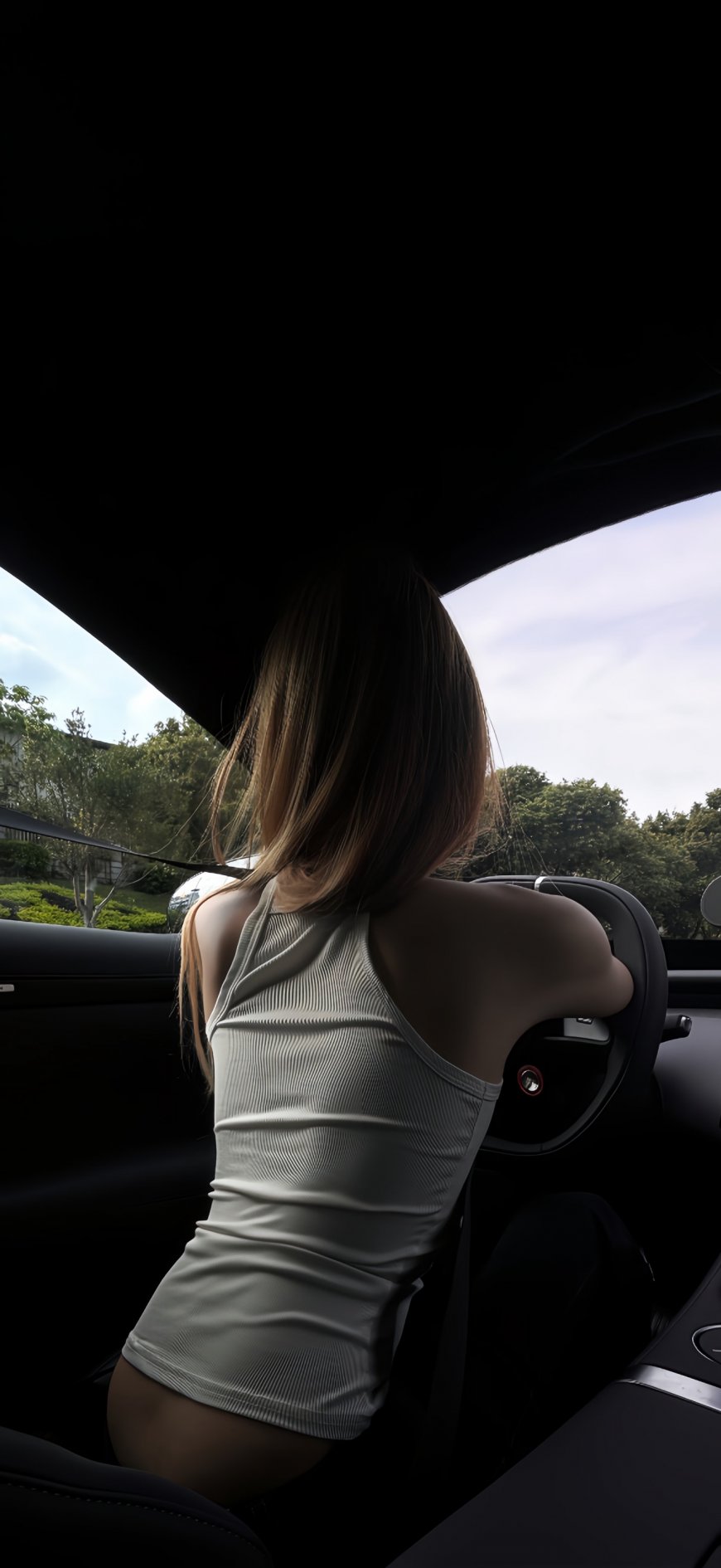 女性背对镜头坐敞篷车手握方向盘时尚生活手机壁纸