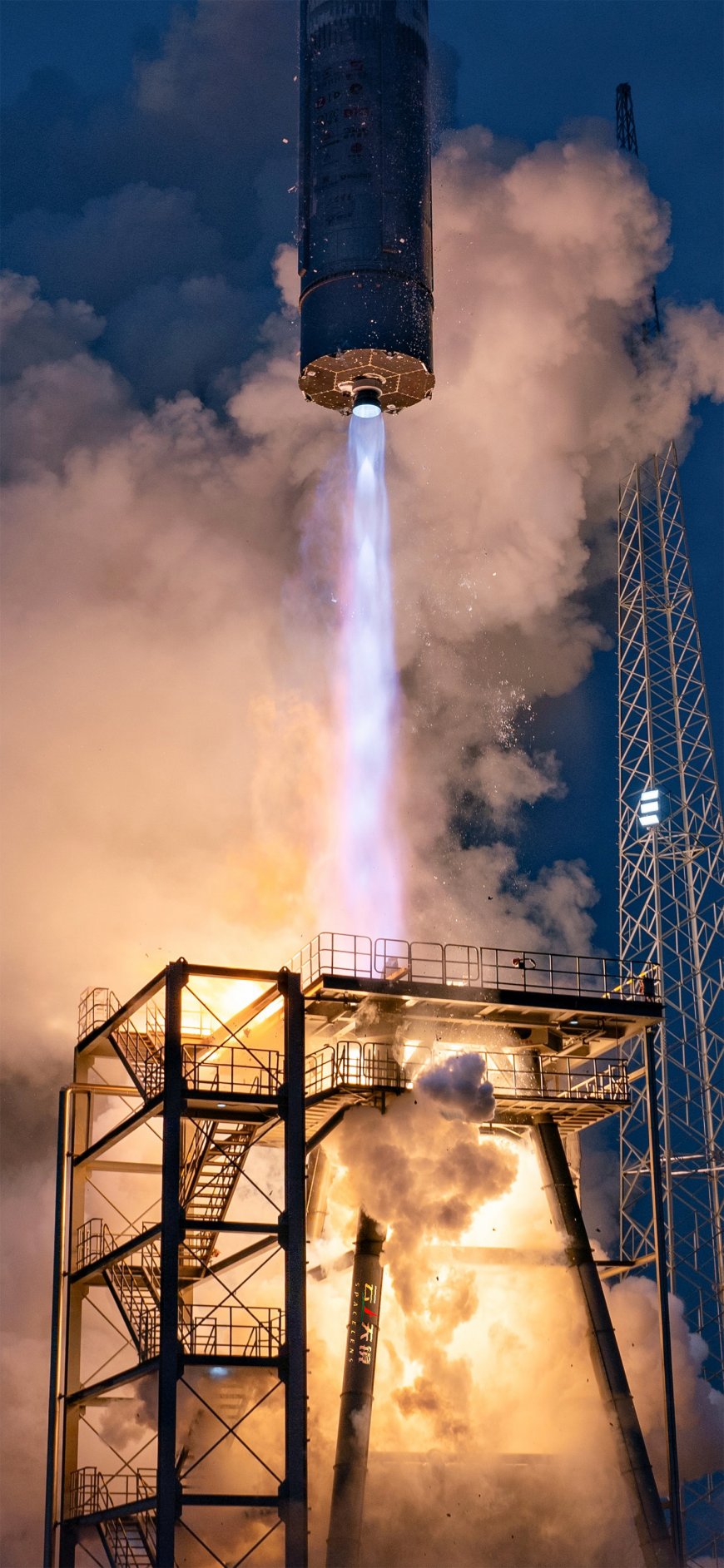 火箭发射升空火焰烟雾航天科技手机壁纸