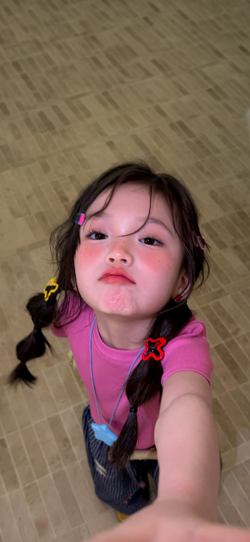 小女孩粉色上衣自拍可爱儿童人物手机壁纸