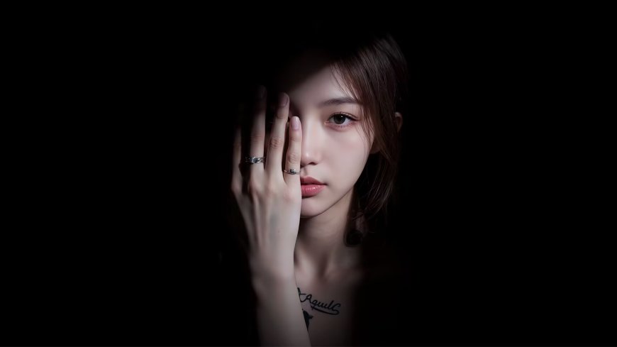 半遮面女性光影暗调氛围神秘感人物电脑壁纸