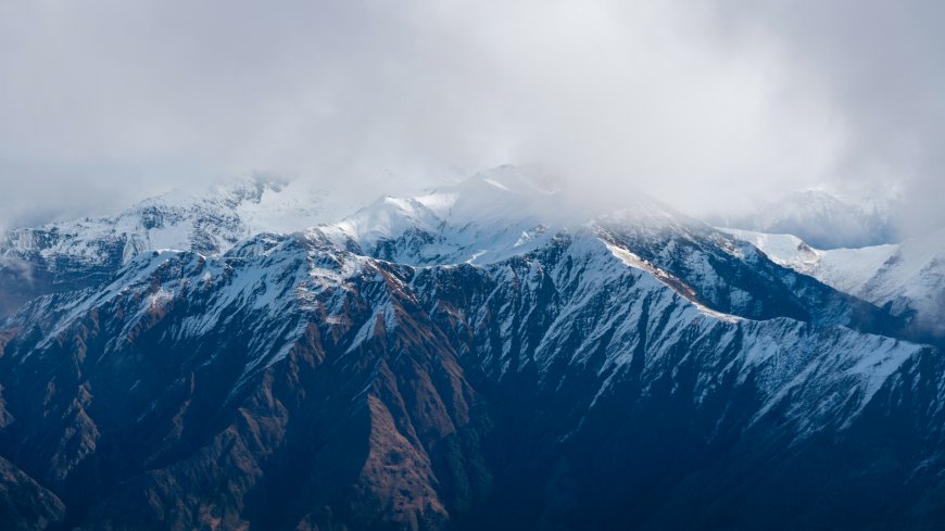 连绵雪山云海冰川山脉航拍风光风景电脑壁纸