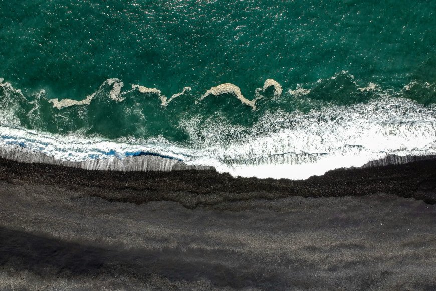冰岛黑沙滩海浪拍岸俯瞰摄影风景电脑壁纸
