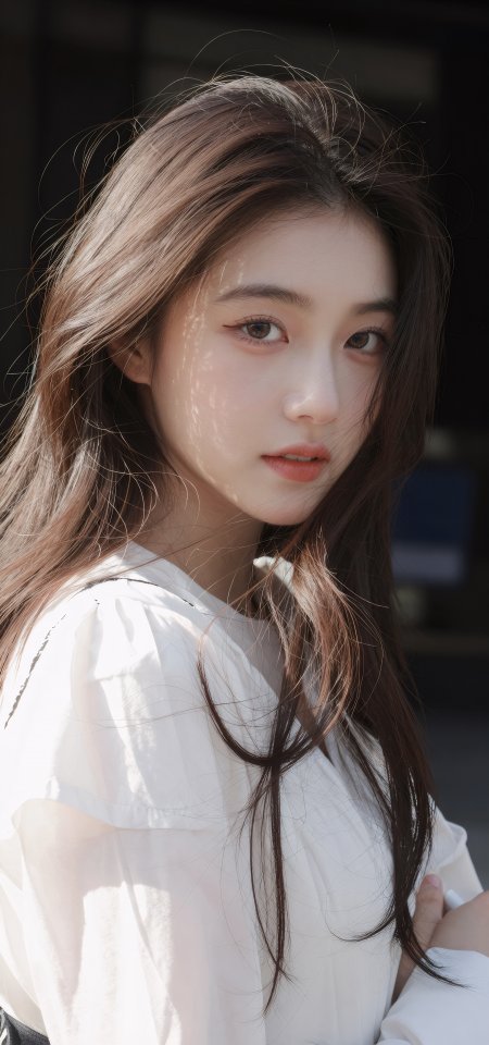 美女穿白色上衣长发披肩阳光照脸人物手机壁纸