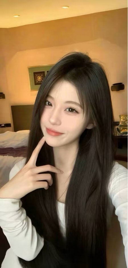 白色上衣长发美女室内托腮微笑摄影手机壁纸
