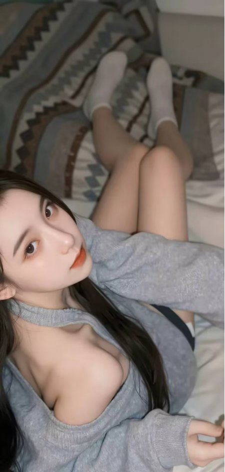 灰色露肩上衣美女床上躺姿自拍摄影手机壁纸
