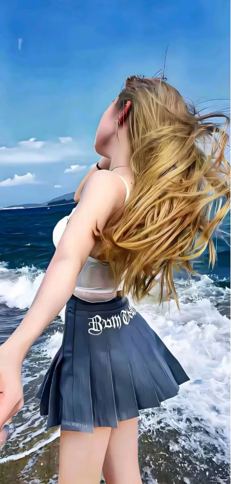 金发美女海边仰头迎风人物电脑壁纸