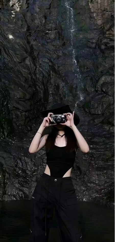 黑色露腰上衣配工装裤美女瀑布前持相机摄影手机壁纸