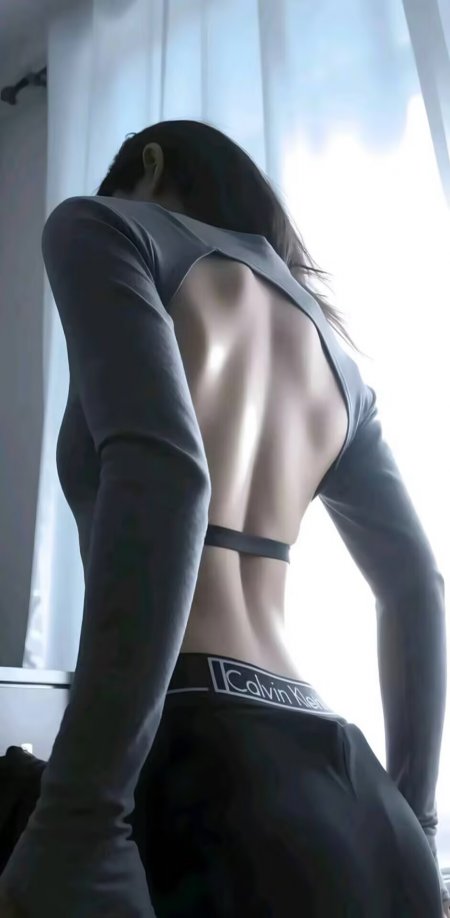 灰色露背长袖美女窗边背影人物电脑壁纸