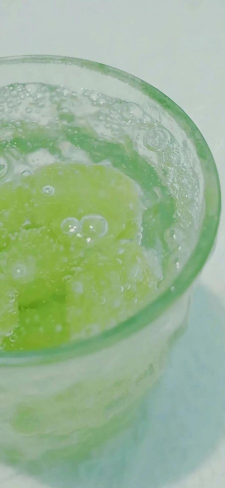 玻璃杯中青提气泡水夏日清凉饮品手机壁纸