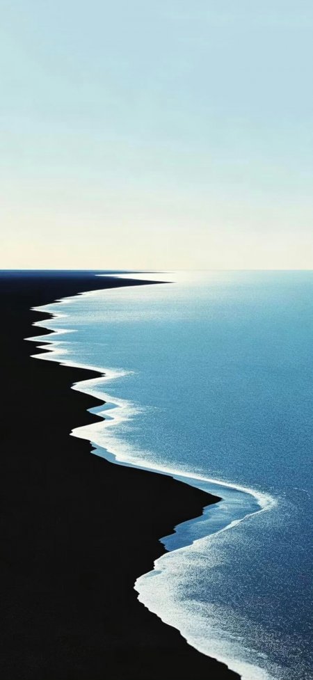黑沙滩与蓝色海浪海岸线风景电脑壁纸