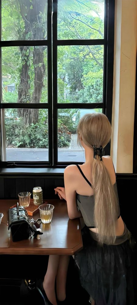 金发美女背影坐窗边咖啡馆人物手机壁纸