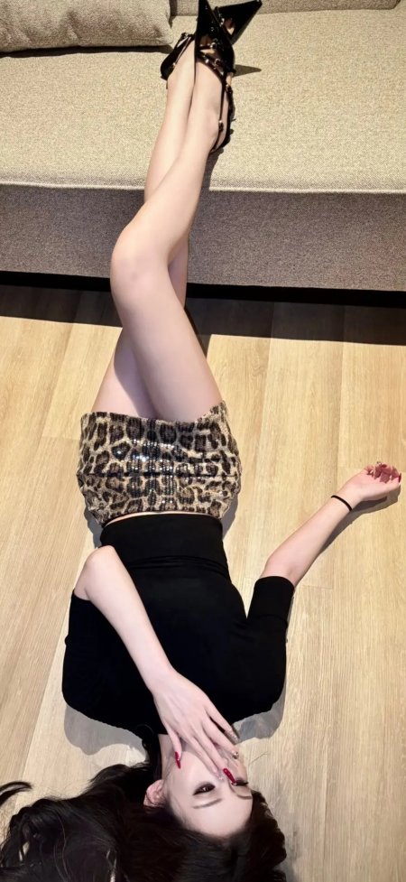 豹纹短裙美女倒立创意人物手机壁纸