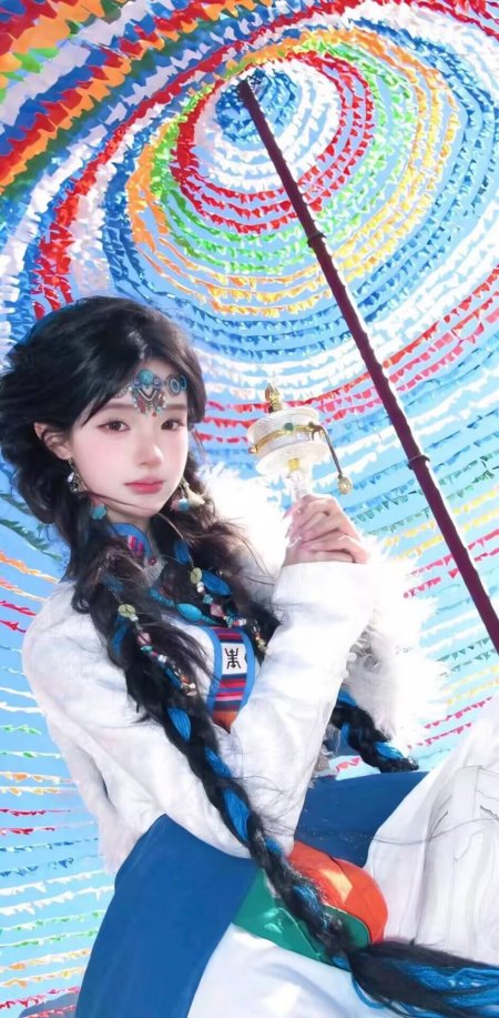 藏族服饰美女持转经筒人物电脑壁纸