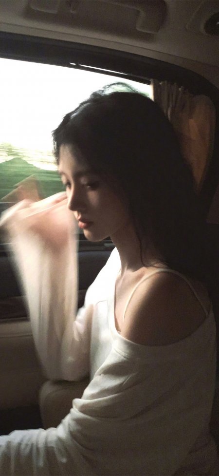 鞠婧祎车内侧脸氛围感人物手机壁纸