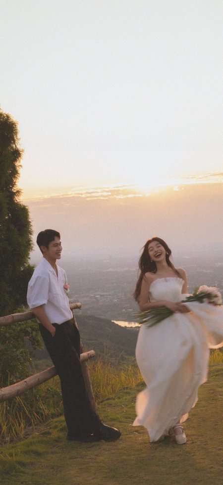 情侣山顶婚纱照浪漫夕阳风景电脑壁纸