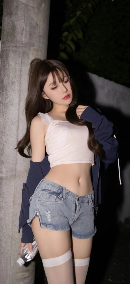 街头美女白色露脐上衣牛仔短裤长筒袜夜景美女手机壁纸